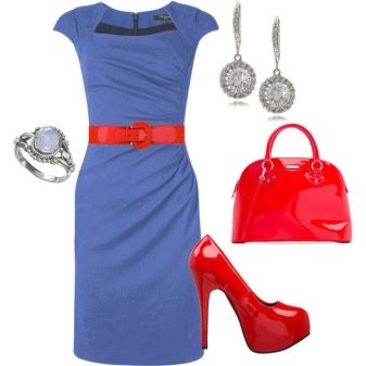 Des accessoires rouges pour une robe bleue