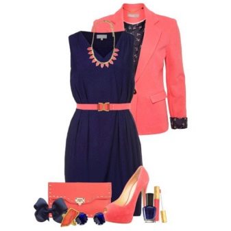 Roze accessoires voor een blauwe jurk