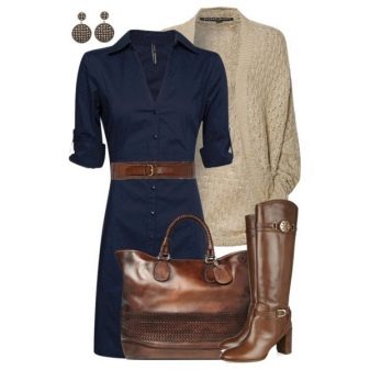 Bruine laarzen en een tas voor een blauwe jurk