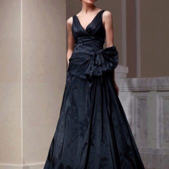 siyah tafta yere kadar uzanan elbise