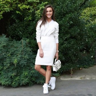 Bijela pencil suknja s bijelom košuljom i tenisicama