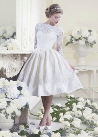 Retro stiliaus vestuvinė suknelė su varpeliu