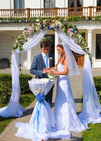 Menggabungkan gaun pengantin dengan pakaian pengantin lelaki