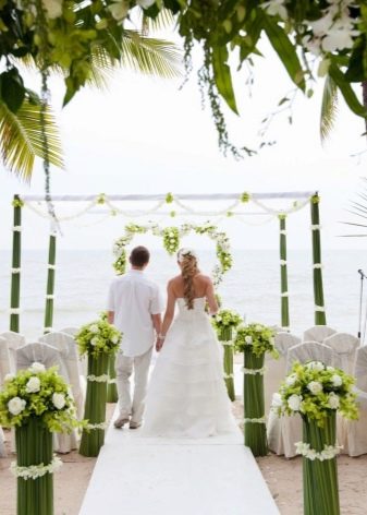 Een trouwjurk combineren met een bruidegompak
