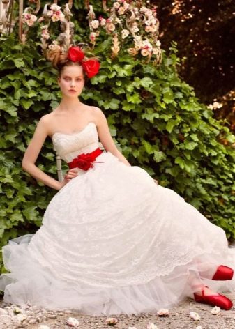 Svadobné šaty so stuhou a červenými doplnkami