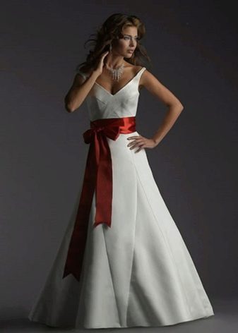 فستان الزفاف مع القوس الأحمر في الأمام