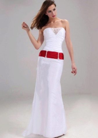 Suknia ślubna o kroju syreny z czerwoną wstążką