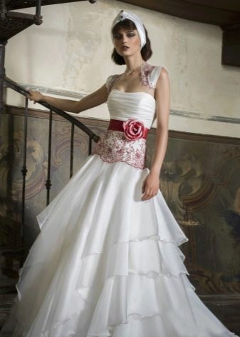 Renda merah pada gaun pengantin putih