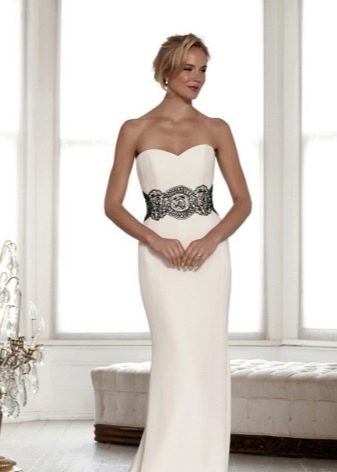 Biała suknia ślubna z koronkowym czarnym paskiem