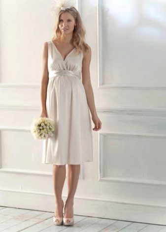 Копринена сватбена рокля за бременни