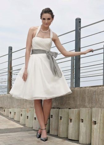 Gaun pengantin A-line untuk pengantin hamil