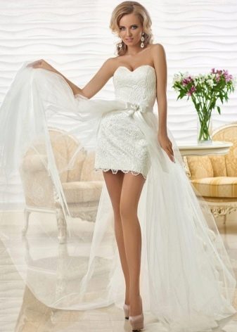 فستان زفاف قصير مع ذيل قابل للفصل