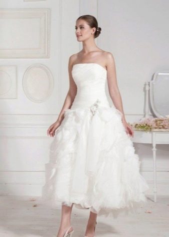 Gaun pengantin dengan ruffle pada skirt