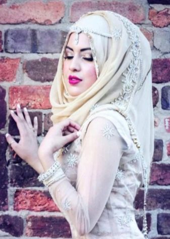 Váy cưới của người Hồi giáo với khăn trùm đầu