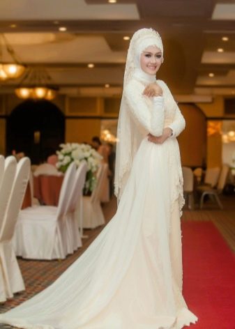 Muzułmańska suknia ślubna z trenem