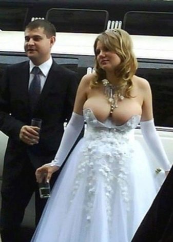 Gaun pengantin dengan garis leher yang sangat mendedahkan
