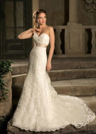 Lace wedding dress mula kay Natalya Romanova