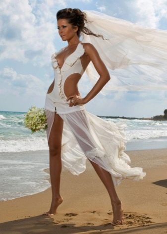 Gaun pengantin pantai dengan kawasan badan terbuka yang besar