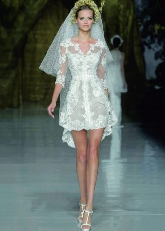 Lace wedding dress na may maliit na tren