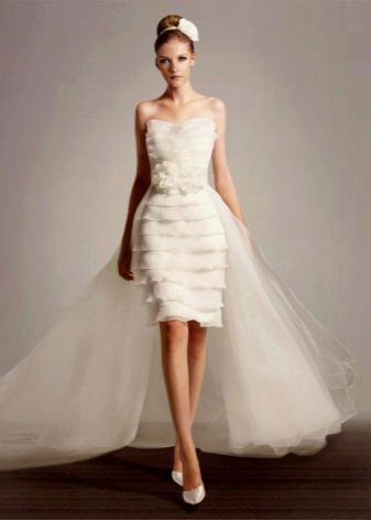 فستان زفاف مع ذيل قابل للفصل