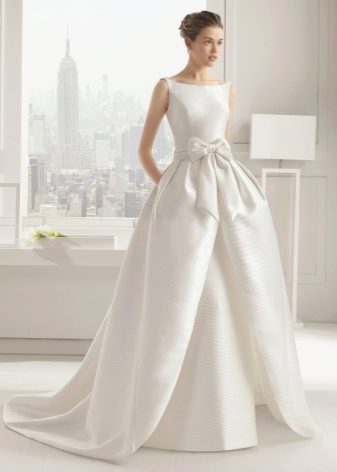 فستان زفاف مع تنورة برقعة من Rosa Clara