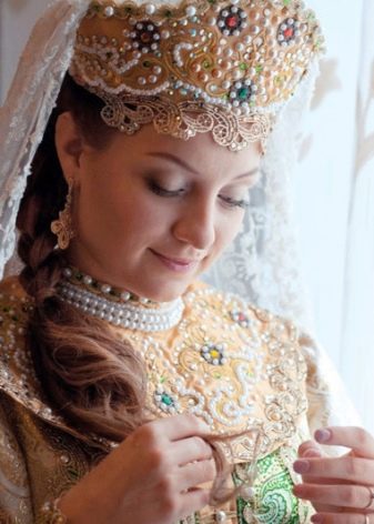 Cô gái mặc đồ cưới với kokoshnik
