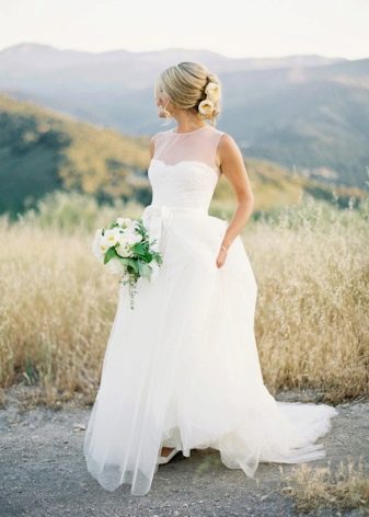 Rustikálne svadobné šaty s nadýchanou sukňou