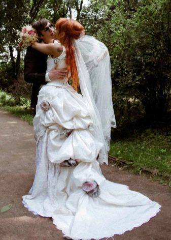 Vestido de noiva exuberante com cauda e cinta