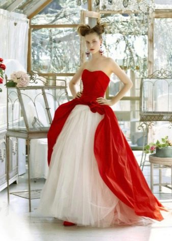 Gaun pengantin dengan bahagian atas merah