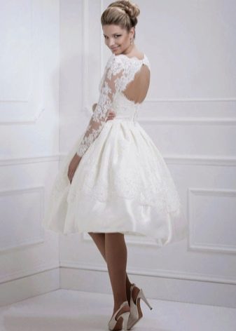 Gaun pengantin pendek dengan bahagian belakang terbuka