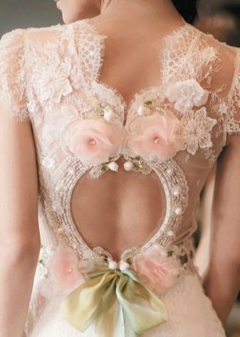Hiasan yang cantik di bahagian belakang - gaun pengantin dengan bahagian belakang yang terbuka
