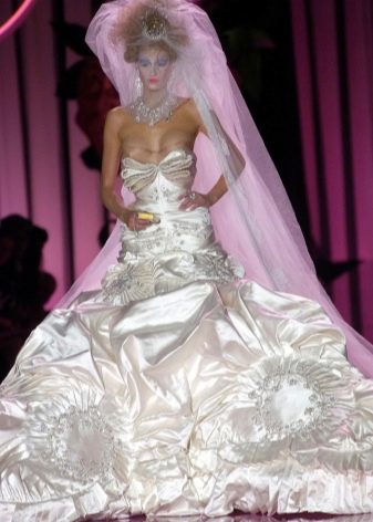 فستان زفاف مخيف من كريستينا ديور
