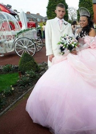 Neglīta kāzu kleita ar pilniem svārkiem
