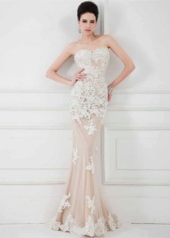 Beige evening dress na may nude effect