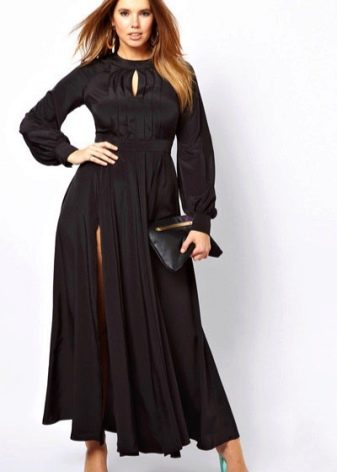 Black evening dress para sa matambok na may hiwa