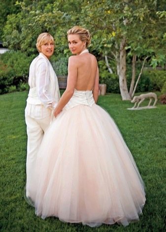 Váy cưới hở lưng Portia de Rossi