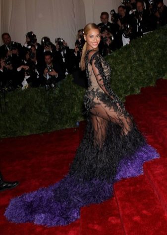 Gaun malam Beyonce oleh Givenchy dengan pinggiran