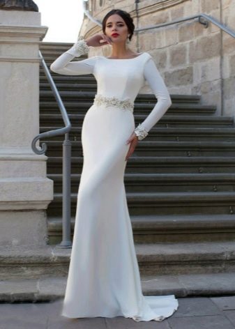 Gaun pengantin dengan tali pinggang yang dihiasi