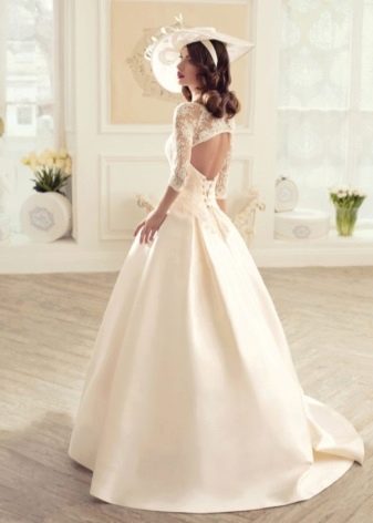Vestido de novia con recorte en la espalda de la colección de Tatiana Kaplun Burnt by luxury