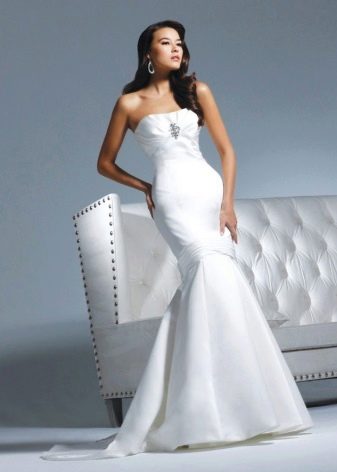 Gaun pengantin dengan benang platinum