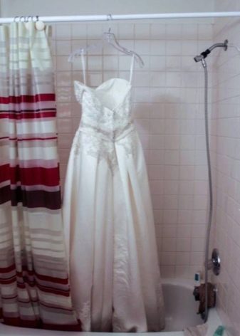 Assecar un vestit de núvia en un trempel