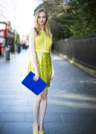 gele jurk met blauwe accessoires