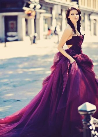 Belle robe aubergine colorée