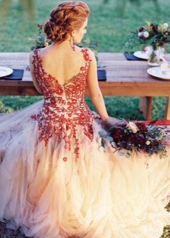 Schönes weißes und rotes Brautkleid von hinten