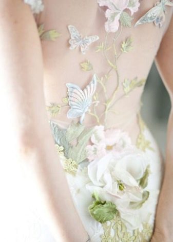 Gaun pengantin putih dengan aksen hijau