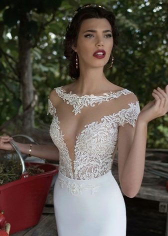 فستان زفاف أبيض جميل مع خط العنق