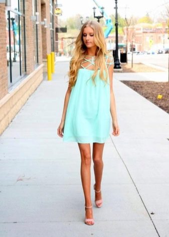 Turquoise jurk voor een blond meisje