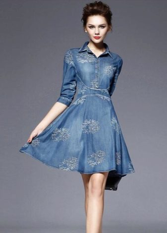 Džinsinė suknelė su siuvinėjimu