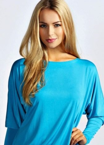 Make-up blondýnka pod modrými šaty