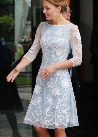 Gaun biru dan putih Kate Middleton yang cantik